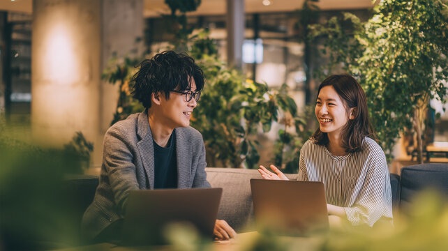 カフェのようなオフィスで学生と話すキャリアアドバイザー